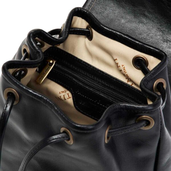 Kleiner schwarzer Leder-Rucksack: Ein schickes Accessoire für jeden Anlass! - Image 6