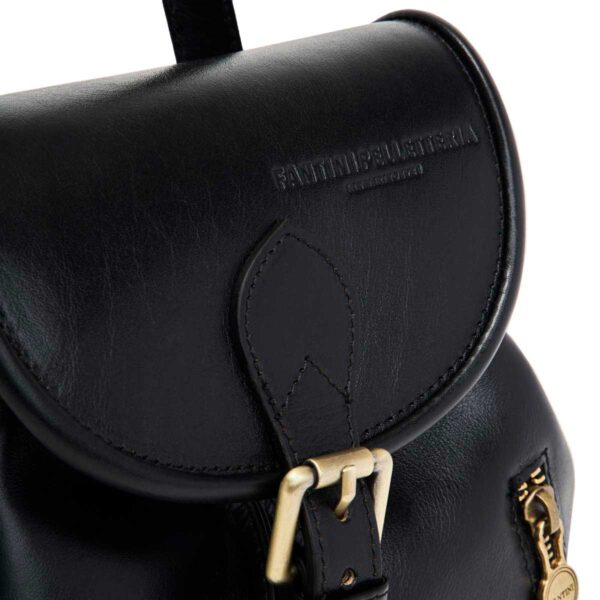 Kleiner schwarzer Leder-Rucksack: Ein schickes Accessoire für jeden Anlass! - Image 4